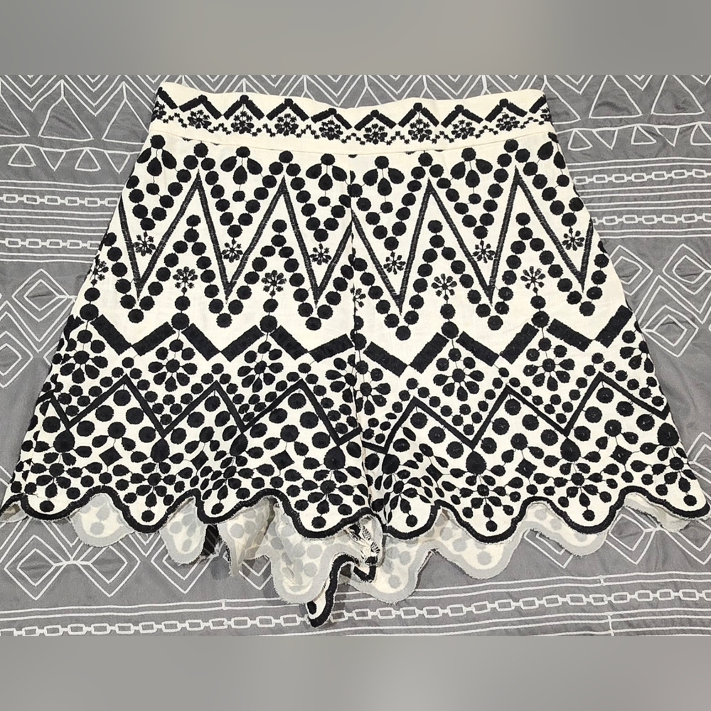 Zara High Waisted Embroidered Black And White Scalloped Hem Shorts Size Small